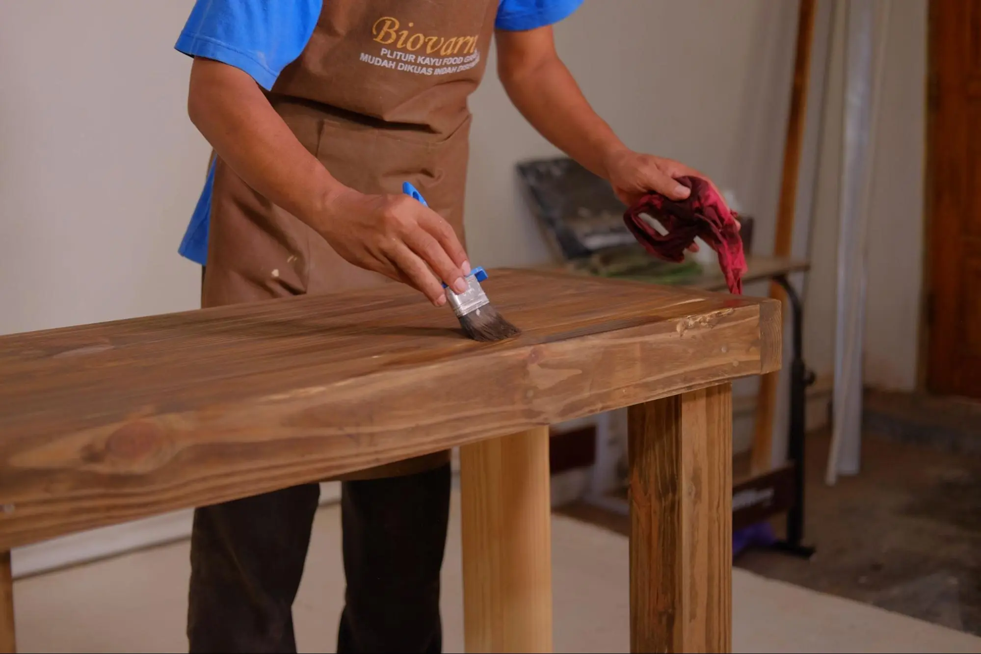 7 Penyebab Plitur Kayu Tidak Kering dan Terasa Lengket